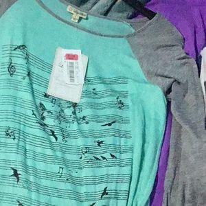 A long sleeve shirt it’s a large